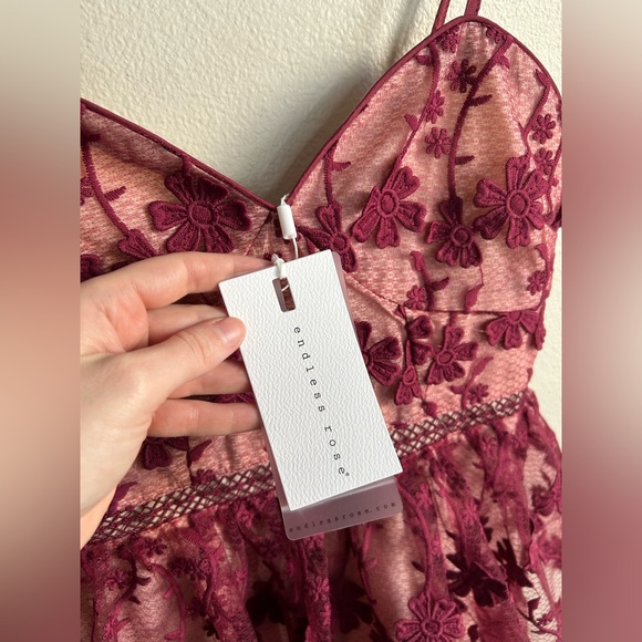 NWT Endless Rose Burgundy Tiered Embroidered Floral Lace Overlay Mini Dress XS - Picture 2 of 7